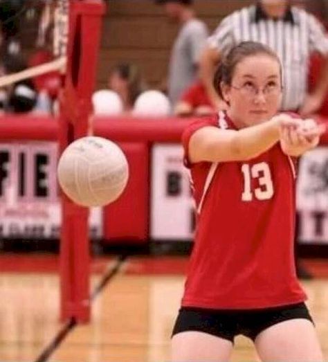 24 Struggles Every Volleyball Player Has Experienced Volleyball Fail, Indian Funny, Whatsapp Videos, Epic Fail, Funny Couples, Have A Laugh, Sports Humor, E Card, Funny Cartoons