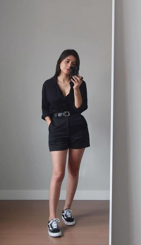 Black Shorts Outfit Casual, Casual Black Summer Outfits, Black Shorts Summer Outfit, Black Dress Shorts Outfit, Black Tailored Shorts Outfit, Outfit Ideas With Black Shorts, Black Shorts Outfit Summer Casual, Black Trouser Shorts Outfit, Black Summer Outfits