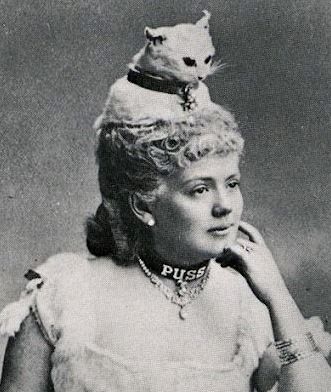 The Most Oddly Disturbing Victorian Traditions - Scare Street 1800s Pictures, Victorian People, Louis Daguerre, Vintage Bizarre, Weird Vintage, Creepy Vintage, Crazy Hats, Cat Hat, Photo Vintage