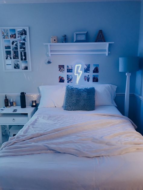 Room Inspo Light Blue Walls, Blue Room Minimalist, Blue Themed Bedroom Room Ideas, Room Decor Ideas Blue Walls, Room Ideas Aesthetic Light Blue, Room Decor Bedroom Aesthetic Blue, Blue Bedroom Inspo Aesthetic, Light Blue Room Aesthetic Decor, Blue And White Aesthetic Bedroom