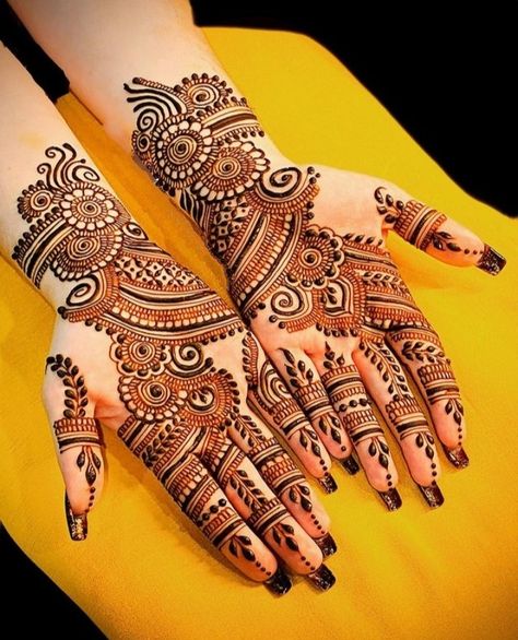 Mehendi Design Right Hand, Simple Arabian Mehndi Design, Arebin Mehandi Designs Simple Back Hand, Arebic Mhendi Short, Arabic Front Hand Mehndi Design, Simple Mehendi Designs Palms Easy Arabic, Mehendi Right Hand, Arabic Wedding Mehndi Designs, Mehendi Designs For Right Hand