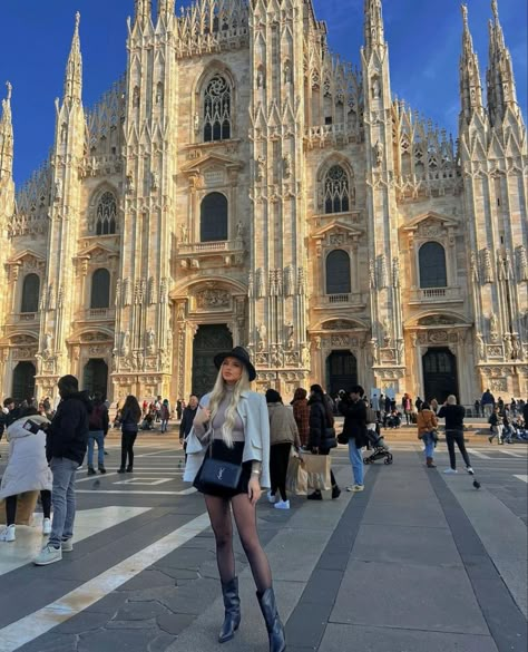 Milan Pose Ideas, Milano Winter Outfits, Milan Spring Outfit, Milano Photography Ideas, Milano Outfit Spring, Duomo Di Milano Photo Ideas, Milan Outfits Winter, Milan Outfit Ideas, Milano Photo Ideas