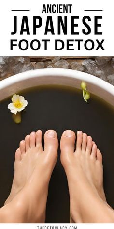 Try this homemade detox foot soak recipe that comes all the way from Japan to remove toxins through your feet. Detox Foot Soak, Homemade Foot Soaks, Foot Detox Soak, Diy Foot Soak, Foot Soak Recipe, Diy Detox, Bath Detox, Hair Detox, Homemade Detox