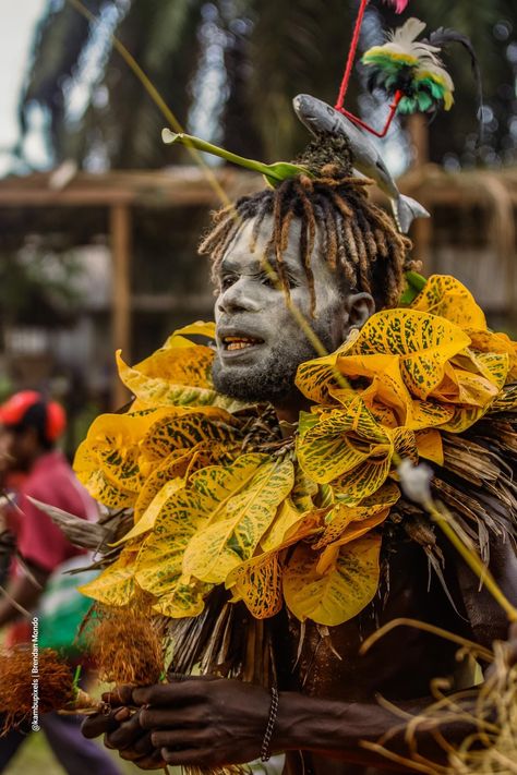 Tavur Show, West New Britain, Papua New Guinea ⓒ Kambu (Facebook) Honai Papua, Papau New Guinea, Papa New Guinea, Body Markings, New Guinea, Papua New Guinea, Face And Body, Moon, Architecture