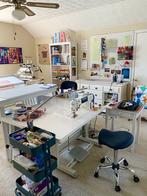 Small Sewing Rooms, Ruangan Studio, Quilt Room, Sewing Room Inspiration, Sewing Room Storage, Sewing Spaces, Sewing Room Design, Sewing Room Decor, Dream Craft Room