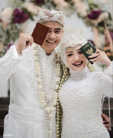 Pose Pengantin Di Pelaminan, Akad Nikah Photography, Foto Akad, Pose Foto Pernikahan, Wedding Akad, Wedding Photography Detail Shots, Muslim Wedding Photos, Pose Pengantin, Pose Wedding