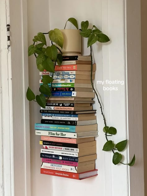 Floating Bookshelves Bedroom, Invisible Bookshelves, Bookshelves Aesthetic, Bookshelves Bedroom, Storage Apartment, Floating Books, Floating Bookshelf, Floating Bookshelves, Deco Studio