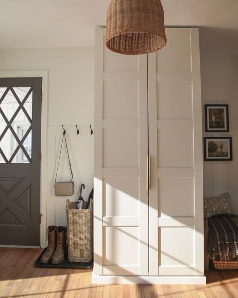 Practical ideas to organize your entryway – even without a closet. These smart storage solutions and space-saving hacks will transform the entrance to your home into a functional and welcoming space. No Entryway Closet Solutions, Entryway Ideas With Coat Closet, Entryway Diy Storage, Wardrobe In Entryway, Entryway Without Closet, No Closet Entryway Solutions, Entryway Wardrobe Ideas, Room Without Closet Ideas, No Coat Closet Solutions