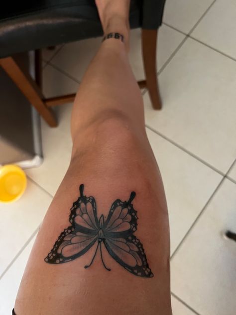 Cute Upper Back Tattoos For Women, Papilio Butterfly Tattoo, Butterfly Tattoos Thigh, Butterfly Tattoo Shading, Butterfly On Knee Tattoo, Butterfly Tattoo On Black Women, Leg Tattoos Women Butterflies, Coverup Butterfly Tattoo, Cute Small Leg Tattoos