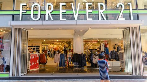 7 Ways To Make Anything From Forever 21 Look Really, Really Expensive - Large Editorial Image Forever 21 Store, Wanda Nara, Retail Marketing, 9 5 Job, Types Of Fashion, Cleaning Guide, Look Expensive, Price Is Right, Yoga Sports Bra