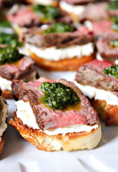 These heavenly beef tenderloin crostini with tangy goat cheese and pesto are a simple, yet deceptively impressive choice for entertaining. Beef Tenderloin Crostini, Tenderloin Crostini, Appetizers Christmas, Whipped Goat Cheese, Meat Appetizers, God Mat, Beef Tenderloin, Buffalo Wings, Holiday Appetizers