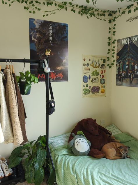 Blue Green Aesthetic Bedroom, Kawaii Green Bedroom, Green Wall Aesthetic Bedroom, Blue Green Room Aesthetic, Green Room Aesthetic Bedroom, Acubi Room Style, Room Green Aesthetic, Green Wall Bedroom Aesthetic, Green Aesthetic Bedroom