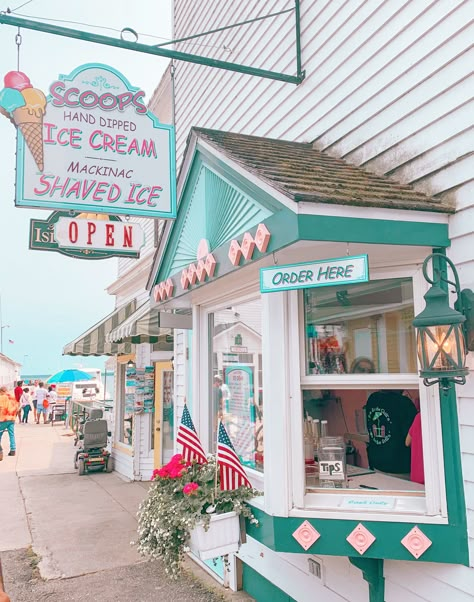 #vsco #icecream #icecreamshop Cold Stone Ice Cream, Ice Cream Beach, Cupcakes Bakery, Ice Cream Place, Bloxburg Town, Old Fashioned Ice Cream, Ice Cream Business, Cold Stone, Gelato Shop