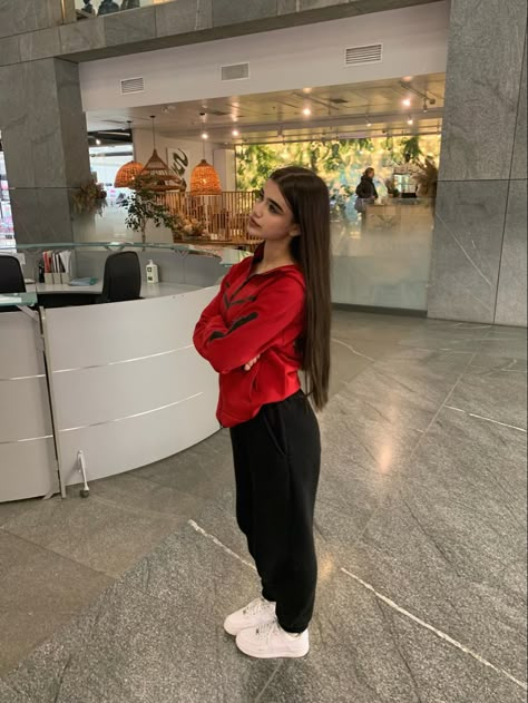 Balkan Style, Badass Outfit, Fashion Teenage Girls, Cute Nike Outfits, Red Fits, Cute Couple Selfies, Casual School Outfits, Swaggy Outfits, Simple Trendy Outfits