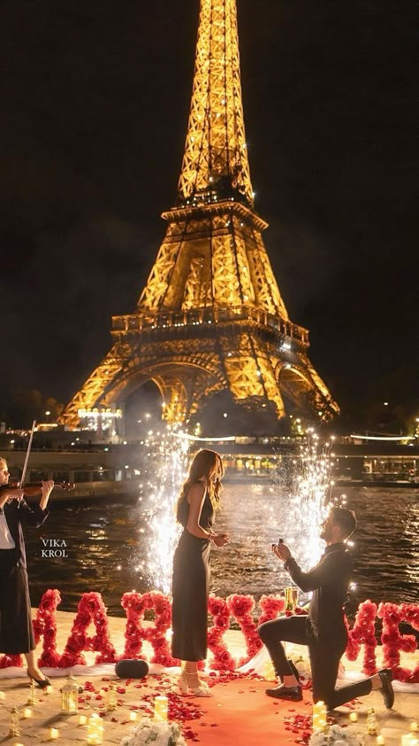 Paris Proposal Ideas, Propose In Paris, Proposal Ideas Paris, Paris Proposal Night, Paris Proposal Aesthetic, Manifest Proposal, Engagement In Paris, Proposed Pictures, Dream Proposal Engagement