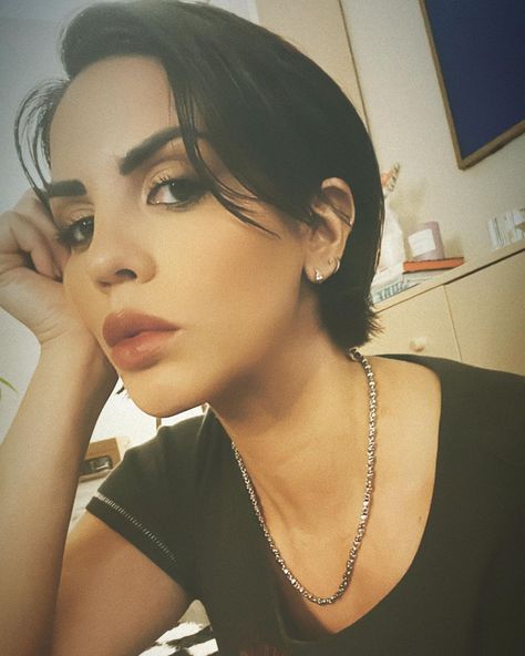 Katie Maloney channels Natalie Imbruglia with new short haircut: 'Torn' Katie Maloney Hair, Pixie Grow Out, Katie Maloney, Hair Training, New Short Haircuts, Natalie Imbruglia, Haircut 2024, Vanderpump Rules, Hair Inspiration Short