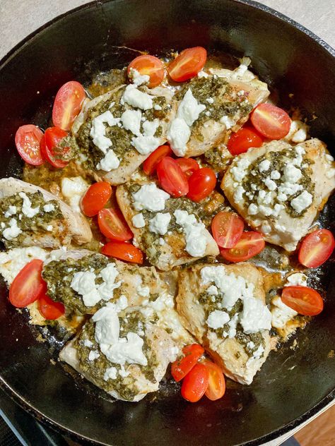 Chicken with Pesto and Goat Cheese Chicken And Goat Cheese Recipe, Goat Cheese Stuffed Chicken, Butterscotch Pudding, Goat Cheese Recipes, Weekend Meals, Sticky Buns, Pesto Chicken, Chicken Dishes Recipes, Goat Cheese