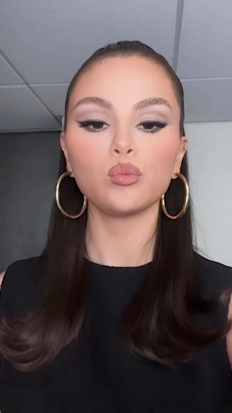 Selena Gomez Makeup Looks Style, Selena Gomez Makeup Eyes, Ariana Grande Makeup Tutorial, Retro Makeup Looks, Makeup Birthday, Diamond Face Hairstyle, Ariana Grande Makeup, Selena Gomez Makeup, Selena Gomez Album