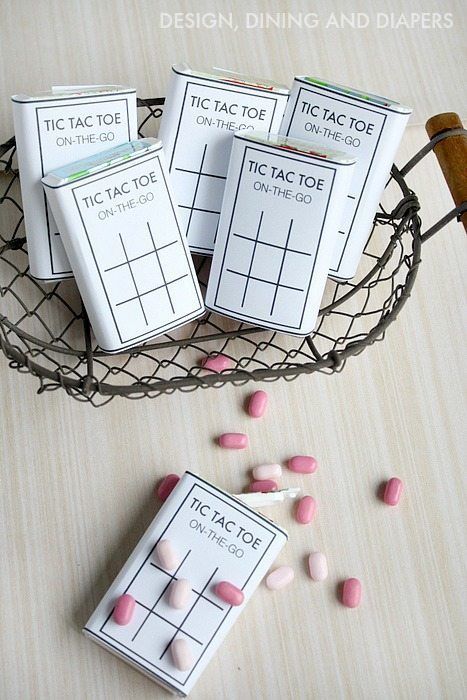 This DIY Tic Tac Toe Game For On-The-Go could also work as a favor for a kid's party or treats for an upcoming vacation. Diy Tic Tac Toe, Valentines Bricolage, Matchbox Crafts, Tic Tac Toe Game, Cupids Arrow, בר מצווה, Cadeau Diy, Valentines Day Gifts For Him, Tic Tac Toe