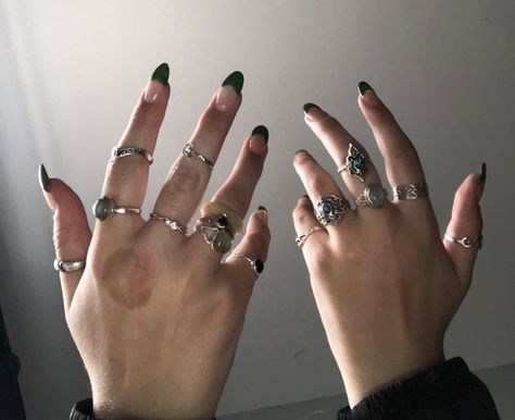 Grunge Fairycore Nails, Rings Grunge, Fairycore Nails, Hand With Ring, Hands With Rings, Grunge Ring, Gay Jewelry, Nails Rings, Nails Images