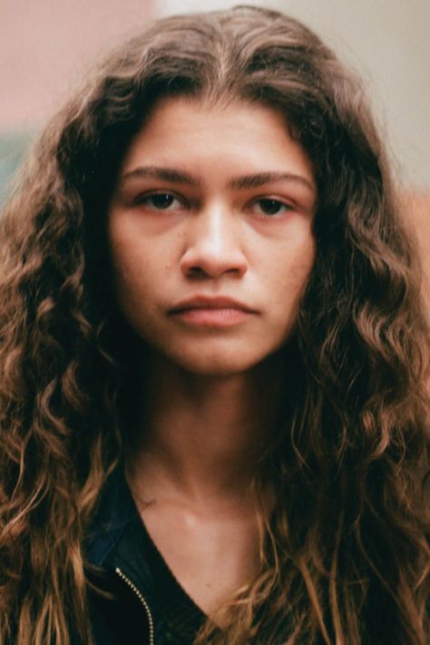 Every character in Euphoria has an iconic makeup statement that is worth looking into, from Rue's no-makeup look, to Cassie Howard's glitter galore. #makeup #beauty Zendaya No Makeup, Anastasia Beverly Hills Palette, Eye Makeup Guide, Iconic Makeup, Monochrome Makeup, Show Makeup, Bold Makeup Looks, Makeup Icons, Cool Makeup Looks