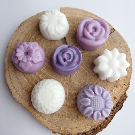 Beautiful soap gift set - perfect wedding favors! Bathroom Purple, Soap Flowers, Soap Wedding Favors, Soap Gifts, Lavender Heart, Hand Soaps, Soap Gift Set, Cosmetica Natural, Mini Soaps