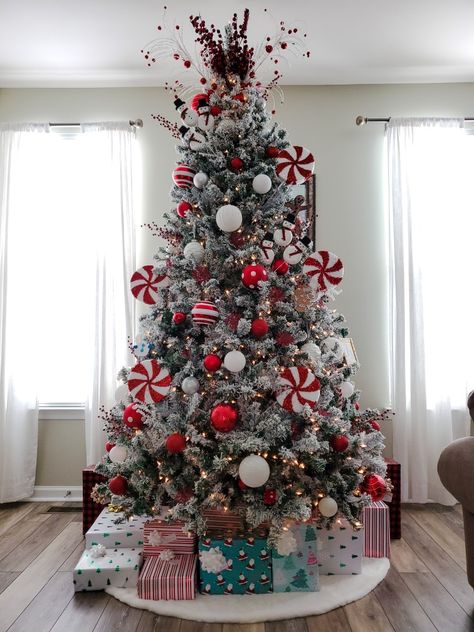 Christmas Tree Theme Ideas 2022, Red Snd White Christmas, Red White Xmas Tree, Black And Red Tree Christmas, Silver Red Christmas Decor, Red And Silver Tree Christmas, Christmas Tree Ideas Peppermint, Christmas Tree Black White Red, Xmas Tree Red And White