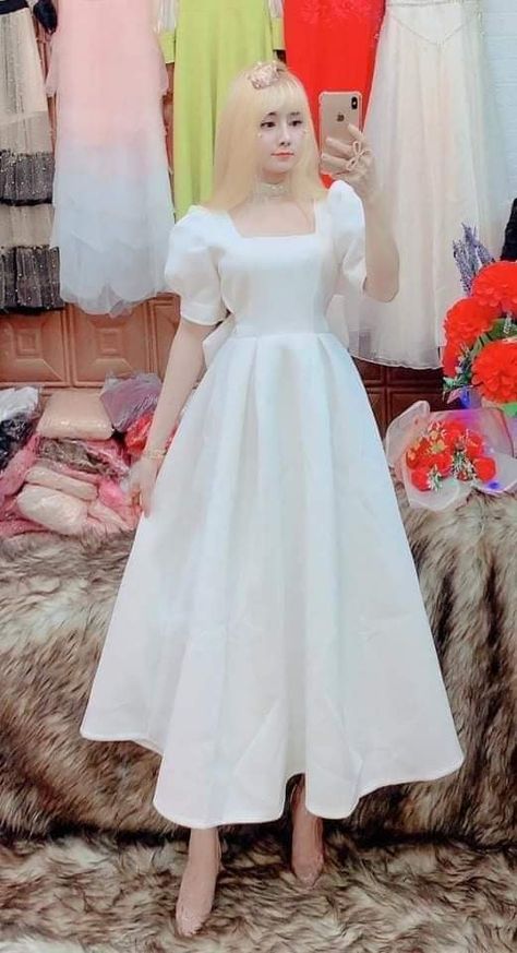 White Gala Dresses, White Long Frock, Simple Gown Designs, Confirmation Dresses, Puff Sleeves Dress, Dreamy Gowns, Hostess Dresses, Party Dress Classy, Elegant Outfit Classy