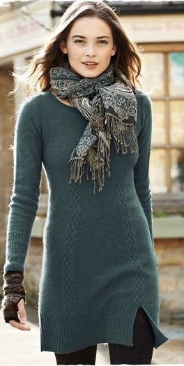 Green Sweater Dress, Weather Dress, Pretty Sweaters, Weather Outfits, Walking Down The Street, Awesome Outfits, Moda Chic, Scarf Style, Soft Autumn