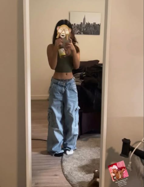 outfit, baggy pants, y2k, fit inspo, baddie, jeans 2000s Baggy Jeans Outfit, Bagy Outfits For Girl, Baggy Pants Tiny Top Outfit, Baggy Pants Tiny Top, Small Top Baggy Pants Outfit, Big Pants Tiny Top, Outfit Ideas With Baggy Jeans, Baggy Pants Tight Top, Tight Shirt Baggy Pants