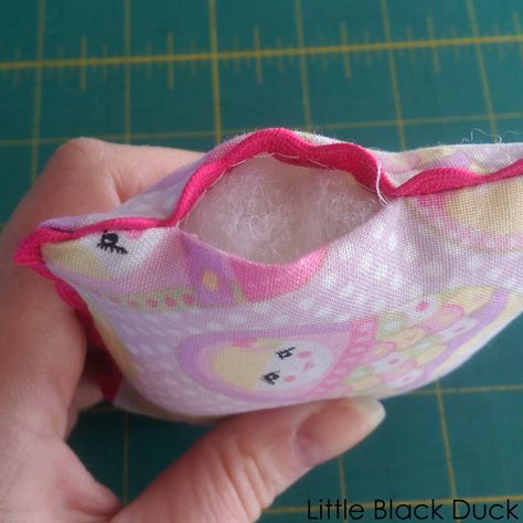 Mini Pillows Ideas, Club Activities, Mini Pillows, Sewing Machine Projects, Square Jewelry, Pillow Tutorial, Small Sewing, Ladder Stitch, Sewing Pillows