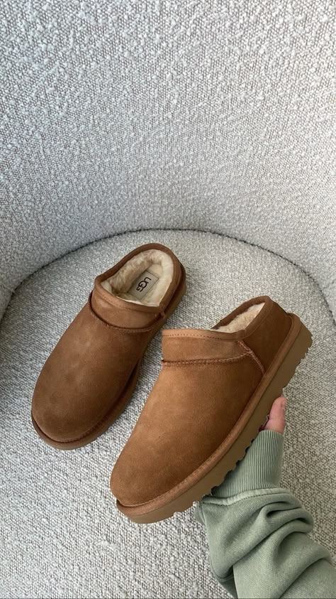 Ugg classic slippers Ugg Aesthetic, Ugg Classic Slipper, Ugg Slippers Outfit, Shopping Vibes, Slipper Outfit, Slippers Outfit, Fall Aesthetics, Samba Shoes, Classic Slippers