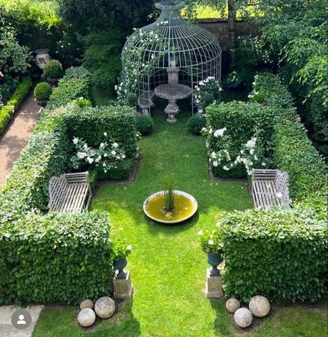 French Parterre Gardens, Parterre Garden Design, French Country Garden Landscaping, Hamptons Fence, French Formal Garden, France Normandy, French Gardens, Parterre Garden, Townhouse Garden