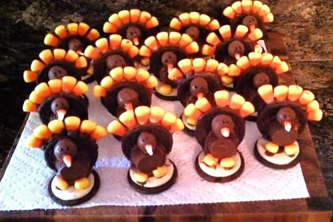 Thanksgiving Day Desserts, Thanksgiving Candy Crafts, Candy Turkeys, Thanksgiving Turkey Cookies, Turkey Desserts, Creative Pies, Thanksgiving Chocolates, Chocolate Turkey, Hockey Birthday Parties