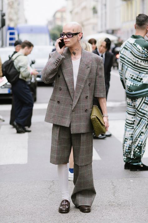 Street style at Milan Fashion Week Men’s Spring 2025 Milan Fashion Week Men, Hong Kong Fashion, Paris Fashion Week Men, Street Style Photos, Stylish Mens Outfits, Sport Chic, Street Outfit, Mens Spring, Mens Street Style