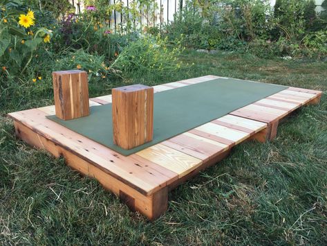 Yoga Patio, Outdoor Yoga Space, Outdoor Meditation Space, Backyard Yoga, Meditation Ideas, Yoga Platform, Yoga Garden, Outdoor Meditation, Home Yoga Room