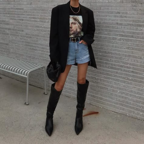 M O D U S (@__modus) • Instagram photos and videos Blazer Night Out Outfit, Blazer And Boots Outfit, Boots Outfit Inspiration, Short Boots Outfit, Black Tshirt Outfit, Graphic Tshirt Outfit, Jeans Boots Outfit, Black Shorts Outfit, Black Blazer Outfit