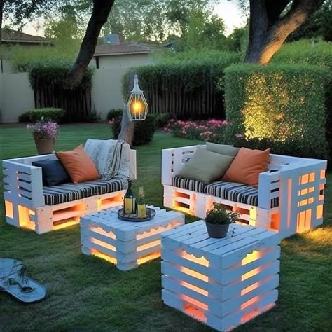 Molding Bedroom, Turf Backyard, Summer Deck, Frame Molding, Pallet Patio Furniture, Pallet Patio, Backyard Furniture, Diy Garden Furniture, Diy Deck