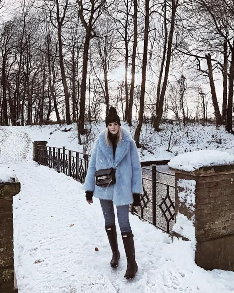 Snow Boot Outfits That Are Actually Cute. #coldweather #hunterboots #winterjackets #winterlook #snowday Snow Boots Outfit, Cute Snow Boots, Snow Outfits For Women, Snow Clothes, Snow Outfits, Winter Outfits Snow, Winter Mode Outfits, Winter Boots Outfits, Look Winter