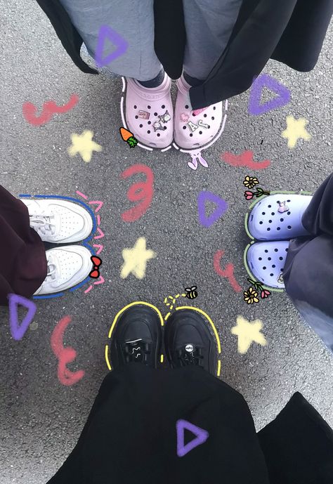 Aesthetic Four Friends Pictures, Aesthetic Shoes Photo Friends, Shoe Pic Ideas, Photo Ideas Friends Aesthetic, Friend Shoes Aesthetic, Friend Shoes Picture, 4 Aesthetic Friends, Aesthetic Pic With Friends, Funny Picture Ideas For Friends