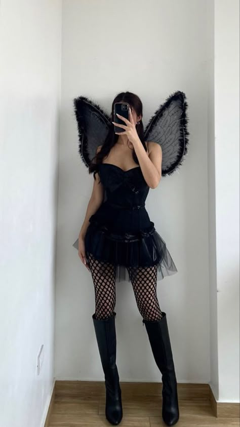 Fantasia Pro Halloween, Fairy Costume Outfit, Weird Fashion Outfits, Angel Costume Women, Black Angel Costume, Dark Fairy Costume, Halloween Fashion Outfits, Bat Halloween Costume, Halloween Tights