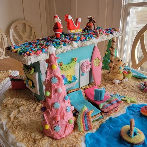 Barbie Themed Gingerbread House, Mermaid Gingerbread House, Hawaiian Gingerbread House, Gingerbread Beach House Ideas, Tropical Gingerbread House Ideas, Beach Theme Gingerbread House, Beach House Gingerbread House, Tropical Gingerbread House, Gingerbread House Beach