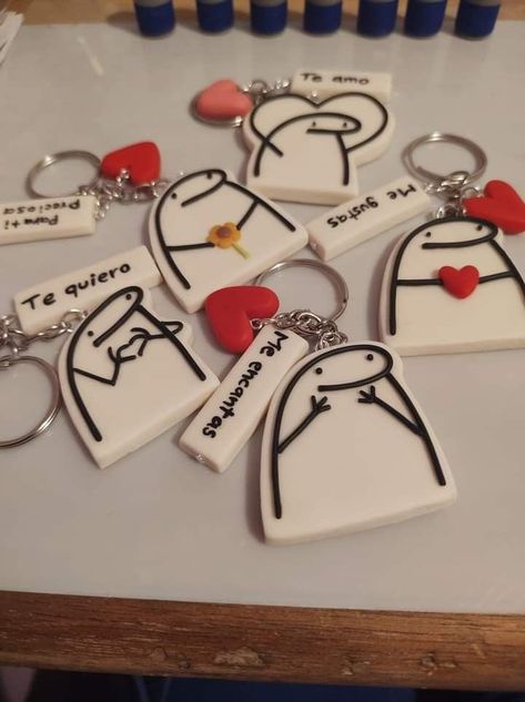 Valentines Clay Ideas For Him, Clay Art For Boyfriend, Cute Clay Keychains, Ideas Con Porcelana Fria, Fimo Keychain, Clay Keychain Diy, Clay Keychain Ideas, Clay Date, Diy Gift For Bff