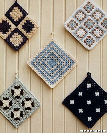 Granny Squares Crochet Granny Square Pot Holders, Granny Square Crochet Pattern 2 Colors, Crochet Hot Pot Pads, Granny Square Potholder Pattern, Crochet Granny Square Potholder, Granny Square Hot Pad, Granny Square Black And White, Crochet For Kitchen, Kitchen Crochet Ideas