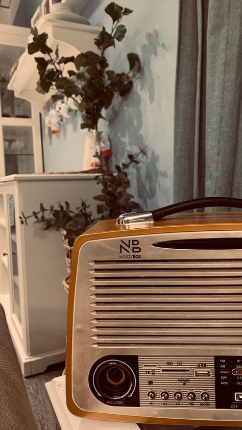 Vintage Radio Photography, Retro Music Background, Indian Music Aesthetic, Retro Radio Aesthetic, Old Radio Aesthetic, Retro Indian Aesthetic, Vintage Radio Aesthetic, 90s Aesthetic Wallpaper Iphone Vintage, Radio Wallpaper