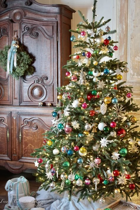 Classic Colorful Christmas Decor, 1900s Christmas Tree, 2023 Christmas Themes, Nostalgic Christmas Tree Decorating Ideas, Retro Christmas Tree Ideas, Vintage Colorful Christmas Tree, Best Christmas Trees Decorated, Multicolor Christmas Tree Decorations, Jewel Tone Christmas Tree