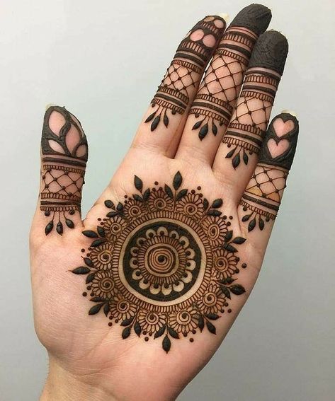 Image may contain: 2 people Round Mehndi Design, Palm Mehndi Design, Indian Mehndi Designs, Tato Henna, Henna Art Designs, Mehndi Designs For Kids, Modern Mehndi Designs, Mehndi Decor, Mehndi Simple