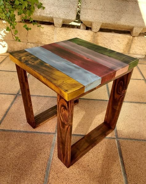 Kitchen Funky, End Tables Diy, Kursi Bar, Tables Kitchen, Wooden Pallet Furniture, Diy Sofa Table, Diy Patio Furniture Cheap, Wooden Pallet Projects, Diy Furniture Easy