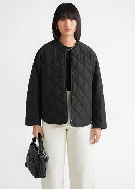 & Other Stories Oversized Quilted Jacket Quilted Jacket Street Style, Quilted Jacket Outfit, Black Jacket Outfit, Floaty Summer Dresses, Jacket Outfit Women, Black Quilted Jacket, Womens Quilted Jacket, Trouser Outfits, High Street Fashion