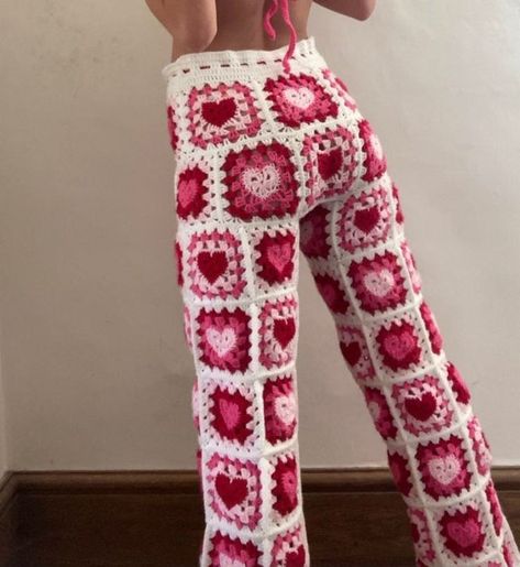 Heart Crochet Pants, Heart Granny Square Pants, Granny Square Heart Pants, How To Crochet Granny Square Pants, Crochet Granny Square Trousers, Cute Crochet Pants, Granny Squares Clothes, Crochet Granny Square Pants Free Pattern, Barbie Crochet Top